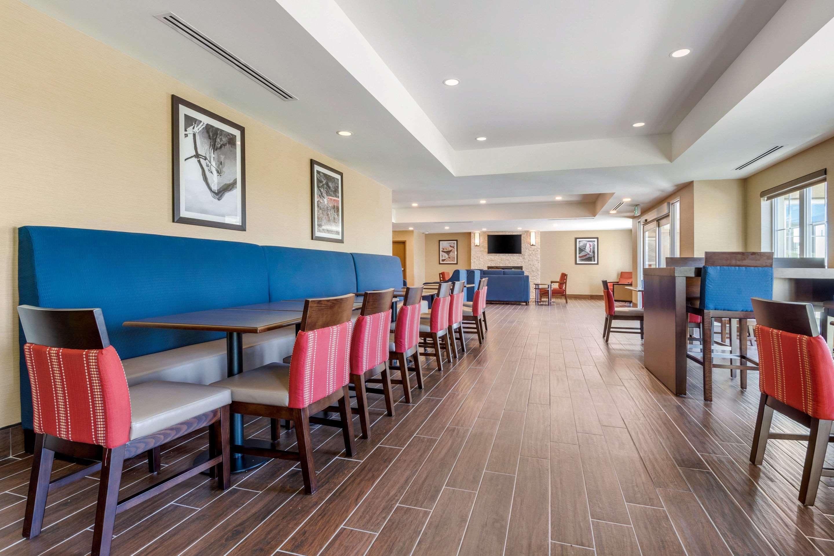 Comfort Inn & Suites Greater Napanee Exterior foto